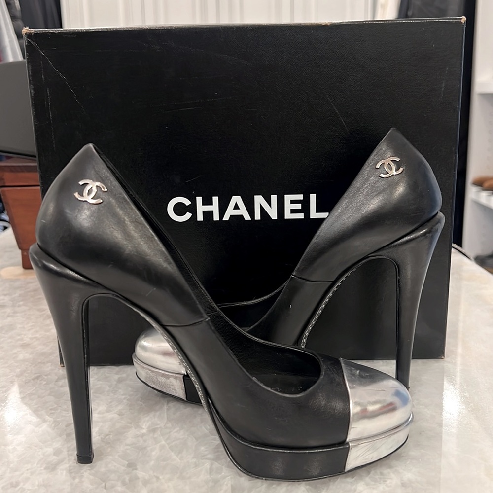 CHANEL Women’s Black and Metallic Leather Cap Toe Pumps Euro Size 38.5
